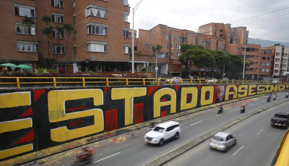 Con mural jovenes de Medellín protestan contra la violencia policial.