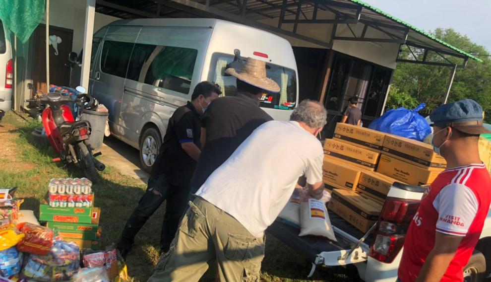 Carlos Pérez y su equipo se encargan de distribuir alimentos y materiales esenciales a los desplazados birmanos en la frontera entre Tailandia y Birmania.
