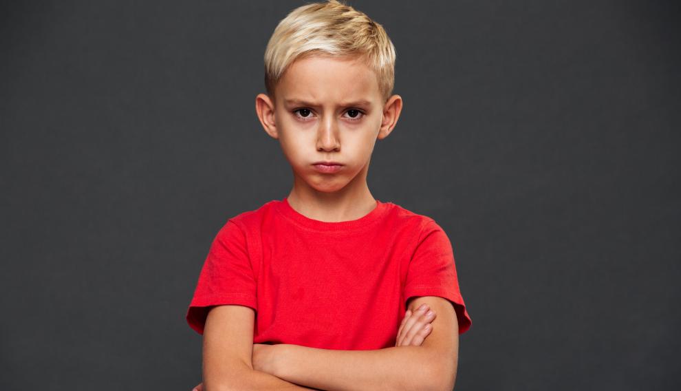 Si el niño consigue lo que exige a gritos, insultos, golpes o amenazas, entenderá que esa es la forma adecuada de pedirlo y la repetirá