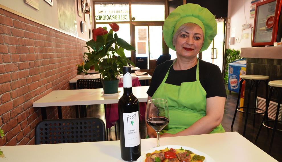 Marta Maglas elabora platos de Rumanía en El Porche, como los pimientos rojos rellenos de arroz y carne.