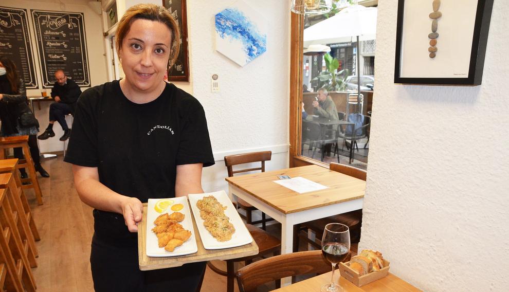 Sara Tarragüel muestra la bandeja con su propuesta de plato del día
