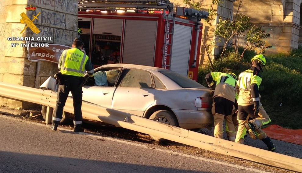 Efectivos de Guardai Civil y Bomberos, con el coche siniestrado cuyo conductor ha muerto en Albelda.