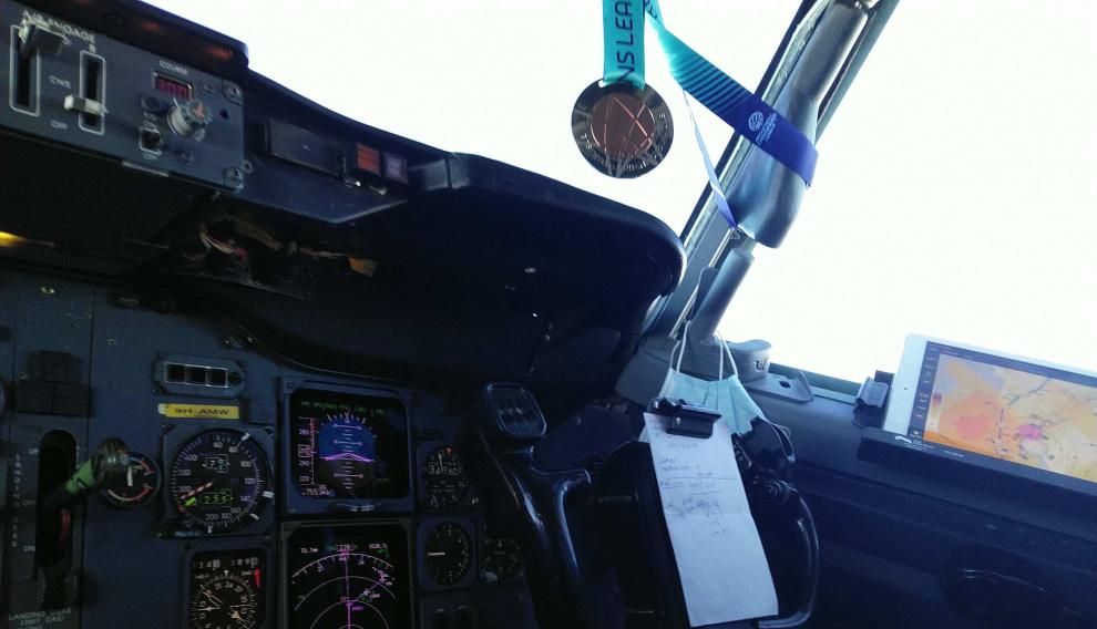 La cabina del avión de regreso, con la medalla de bronce colgada.