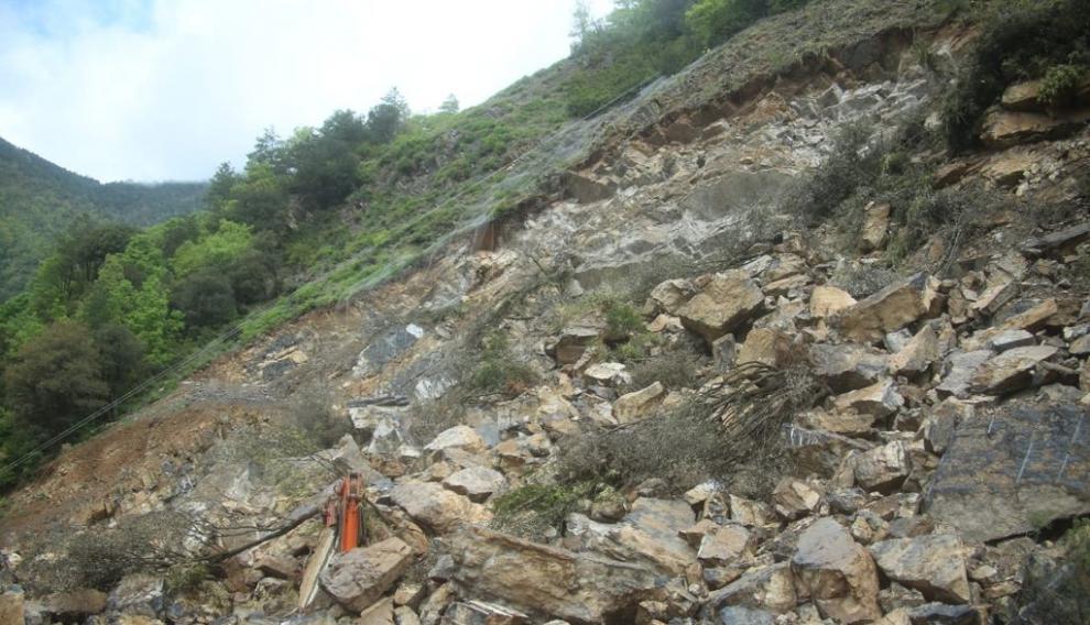 Las rocas caídas sepultaron una máquina que trabajaba en la vía