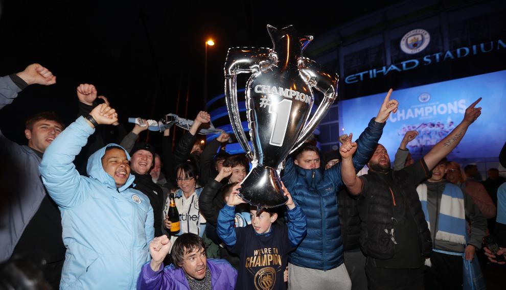 Aficionados celebran la liga conquistada por el Manchester City