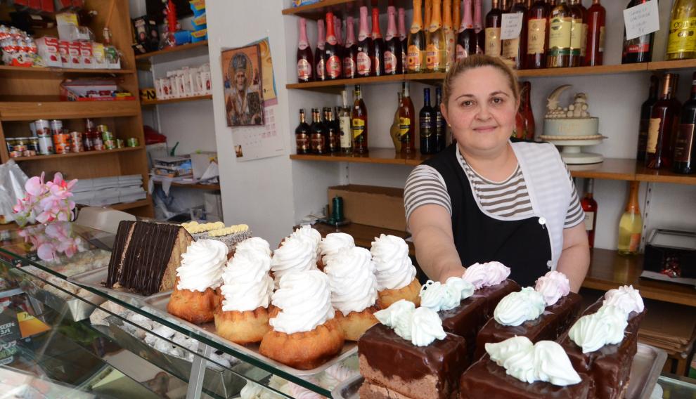 Nicoleta Mariana Spaia junto a un surtido de pasteles rumanos.