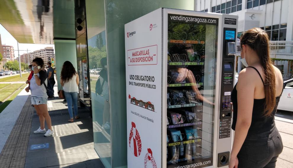 Una máquina de 'vending' de mascarillas en la parada del tranvía.