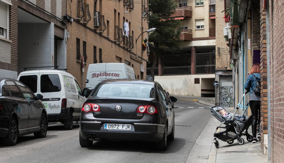 Esther Guerrero, vecina del número 15, saliendo de su portal con el carro gemelar, que mide 63 centímetros de ancho (la acera es de 80 en algunos tramos).