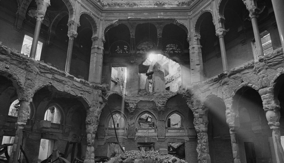 La Biblioteca de Sarajevo fue destruida en agosto de 1992 por bombas incendiarias. Edo aparece fotografíado con cinco años entre sus ruinas.  En la foto de la derecha, Edo y su hijo Amer hablan de la guerra en una de las pocas conversaciones que padre e hijo han tenido sobre el periodo bélico.