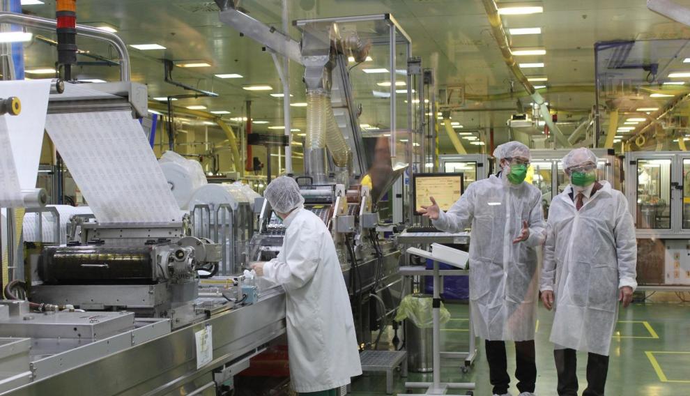 El presidente aragonés Javier Lambán en la visita en febrero a las instalaciones de Becton Dickinson en Fraga.