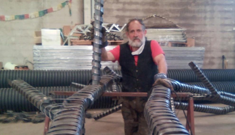 Jesús Guallar con las estructuras de la escultura