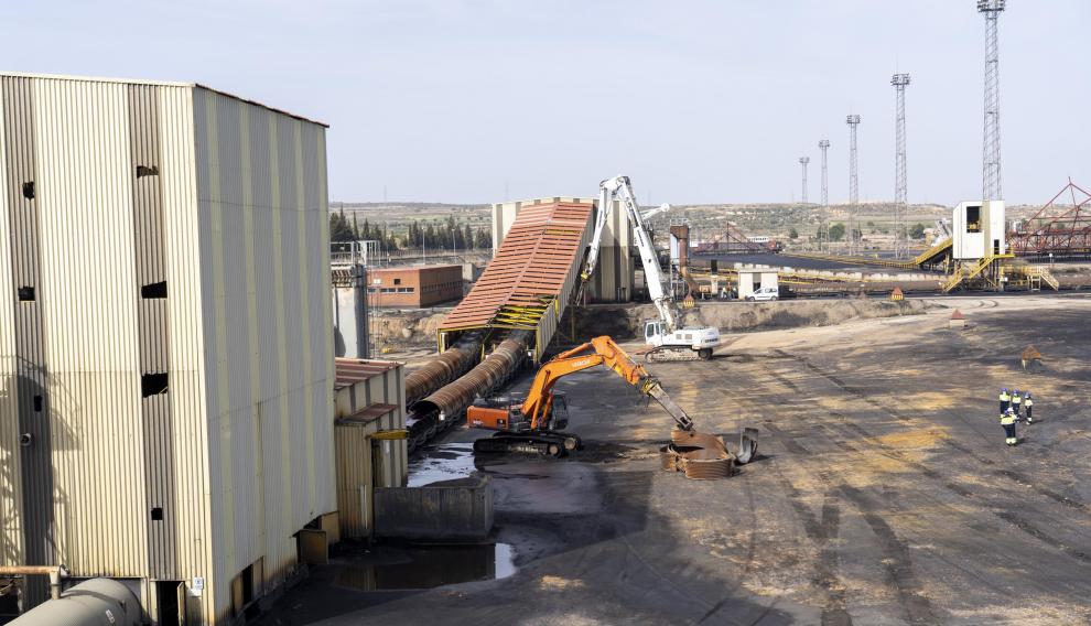 Inicio de la demolición de la central térmica de Andorra.