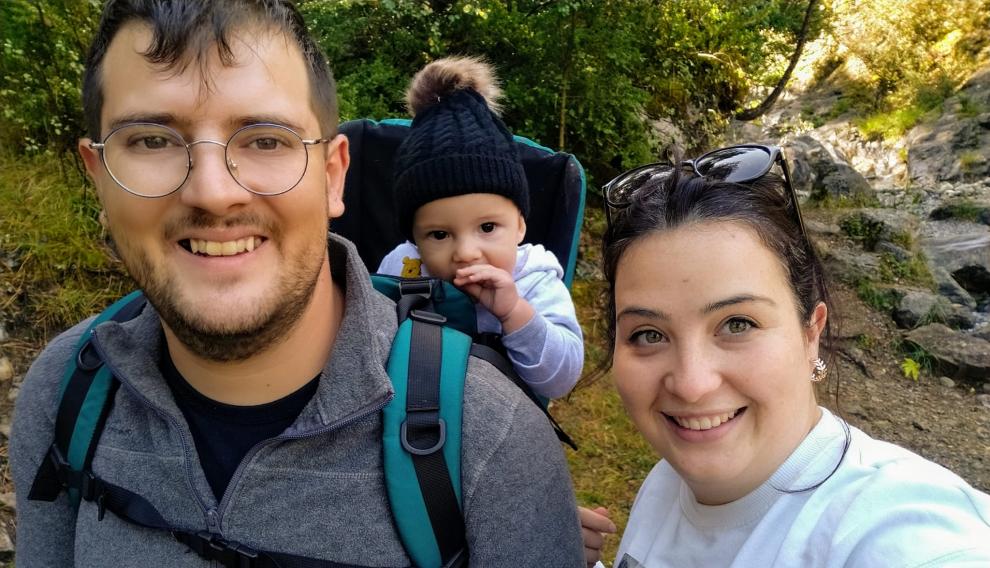 Leticia Ortega, junto a su pareja y su hijo en una excursión este verano.
