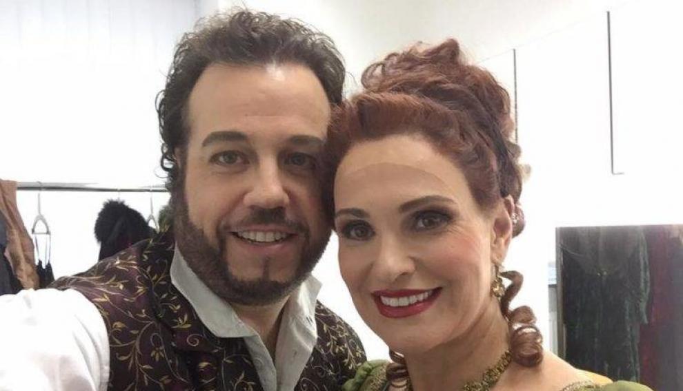 Eduardo Aladrén, junto a la soprano Ainhoa Arteta, momentos antes de salir a escena.