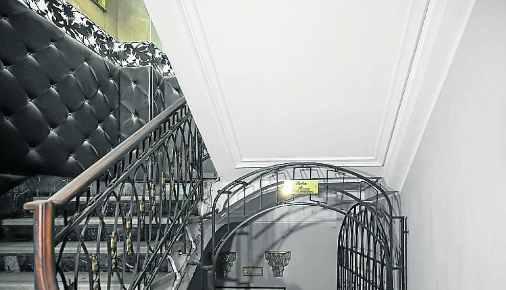 La escalera aún recuerda su fecha de construcción, en 1945.