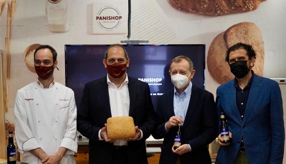 Guillermo Saldaña, de I+D+i de Panishop; José Rébola, cofundador, director comercial y de márquetin de Panishop; Antonio Fumanal, maestro cervecero de Ambar, y Enrique Torguet, director de comunicación de Ambar.