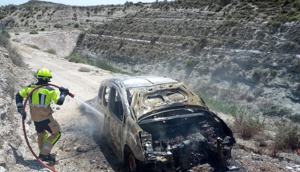Bomberos de Sariñena en la extinción del fuego que calcinó otro coche entre Valfarta y Bujaraloz.