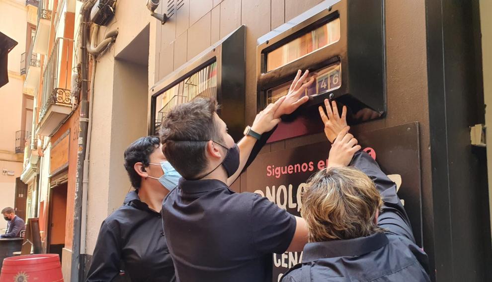 Diego explica a sus camareros invidentes una nueva incorporación a la fachada.
