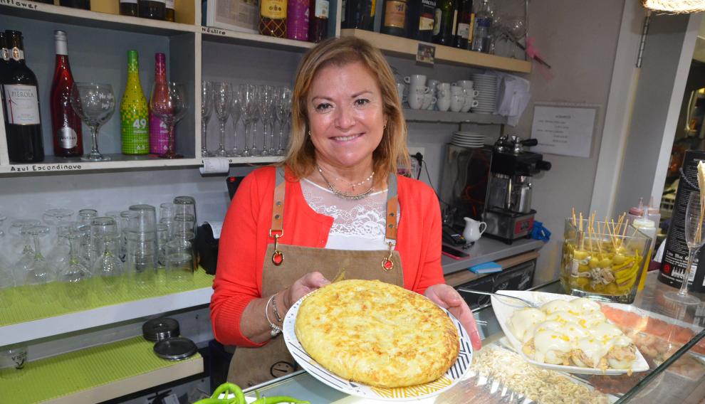 Maite Escuer, con una tortilla recién elaborada en el bar Los Sitios.