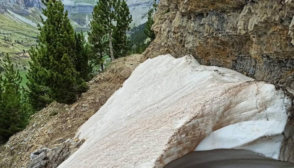 Nieve en uno de los caminos del Parque Nacional de Ordesa que permanece cerrado por el peligro.
