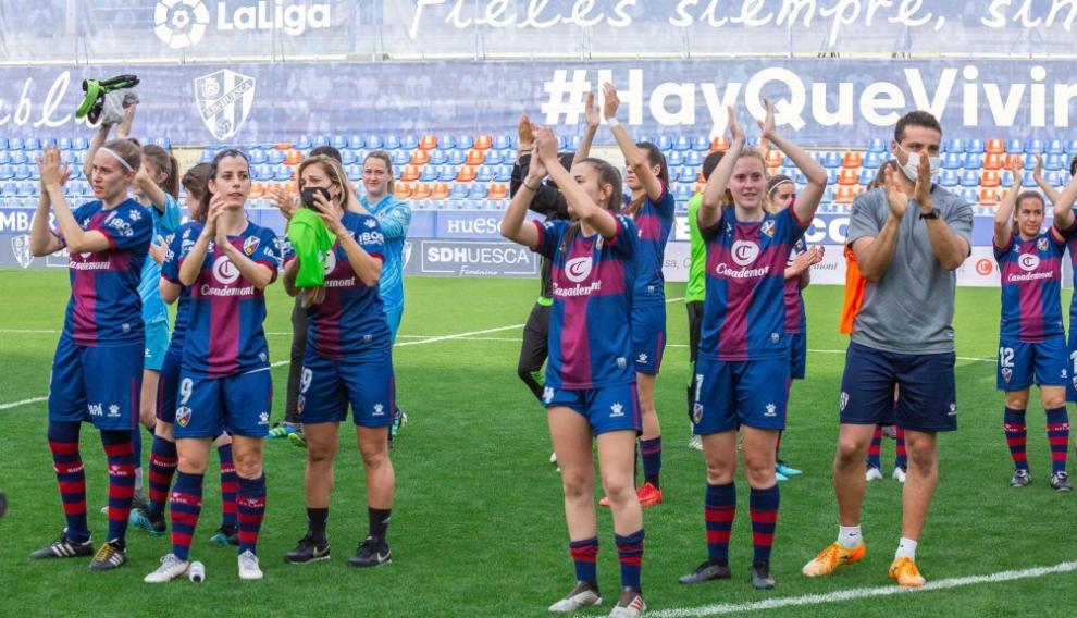 Las jugadoras de la SD Huesca aplauden al público presente en El Alcoraz.