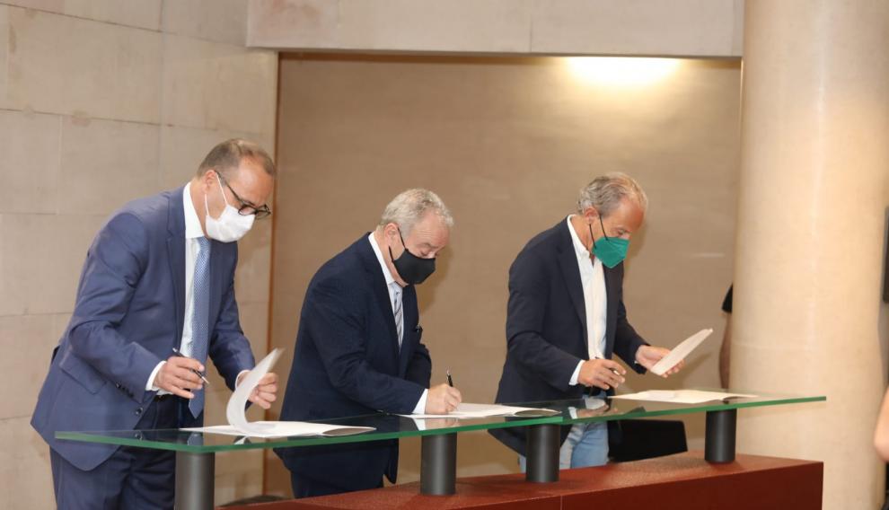 Luis Faci, Miguel Gracia y Petón, durante la firma del protocolo de la Base Aragonesa de Fútbol.