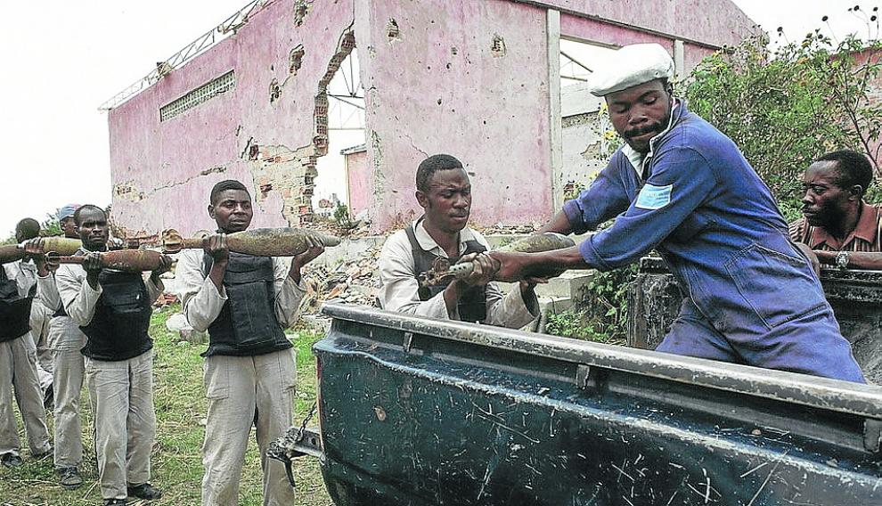 Artificieros recogen proyectiles de morteros en Kuito (Angola).