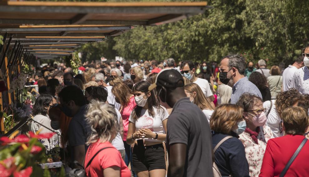 Miles depersonas se han acercado este domingo al Parque Grande para disfrutar de la oferta visual, grastronómica y cultural de Zaragoza Florece.