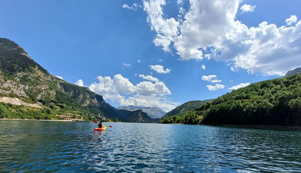 Piragüismo en el pantano de Lanuza