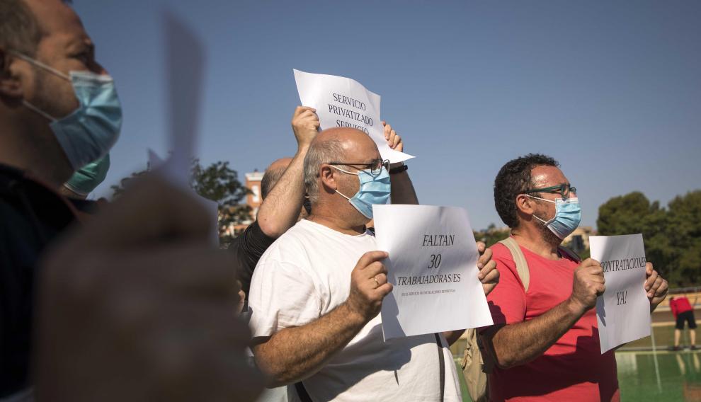 Protesta de los trabajadores de las instalaciones deportivas en el CDM Gran Vía durante la presentación de la campaña de piscinas.