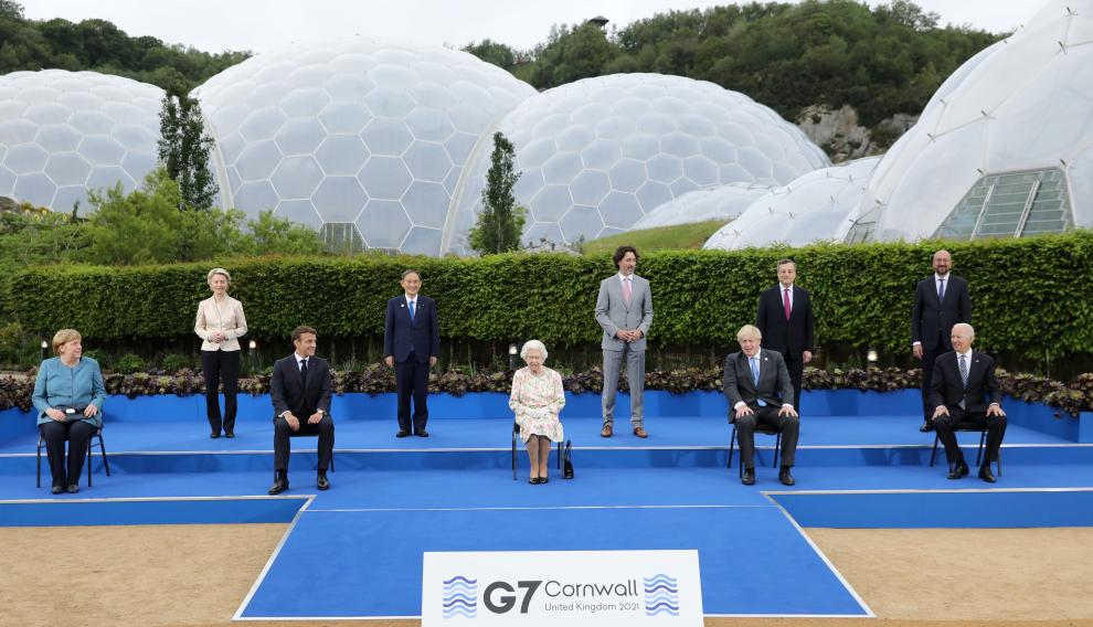 Isabel II, con los líderes del G-7