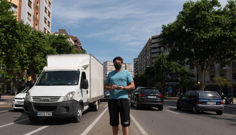 Enrique Torres mide el ruido del tráfico en el centro de Zaragoza.