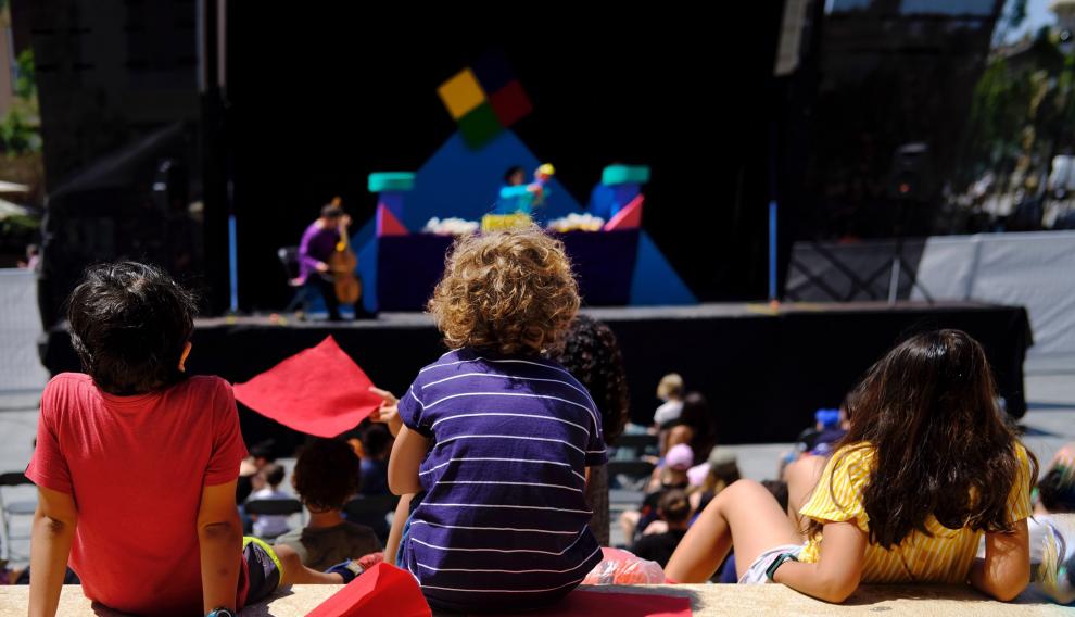 Cine, música, danza, magia, títeres, cuentos, veladas literarias o jota han llevado de nuevo la cultura a la calle.