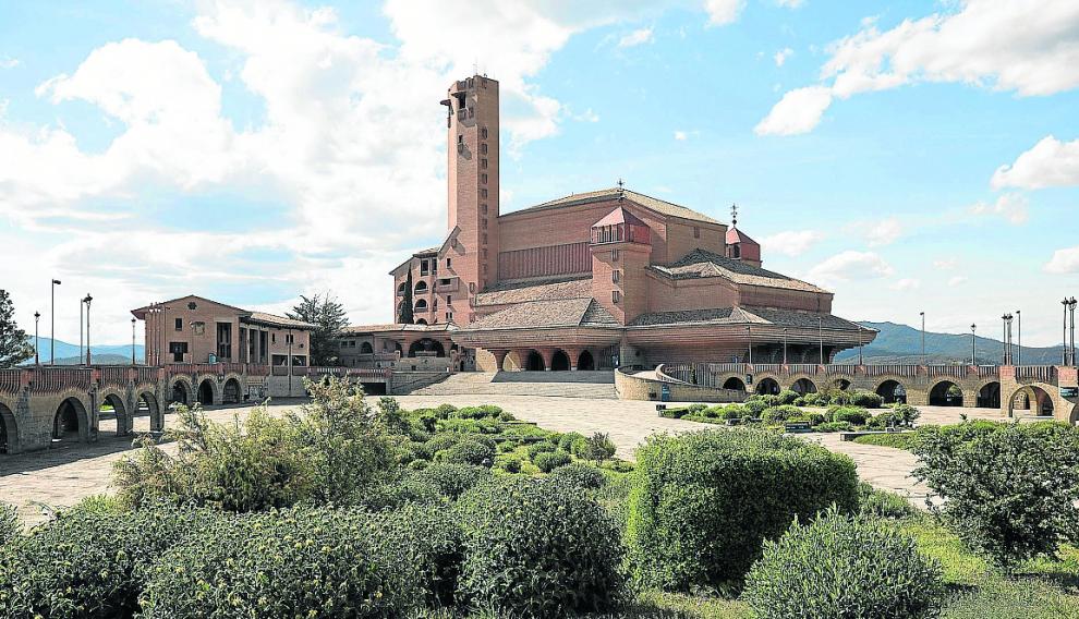 Edificio principal de Torreciudad, con la iglesia, torre y parte de las dependencias museísticas.