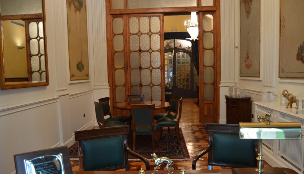 La sala cuenta con pinturas de Julio García Condoy.
