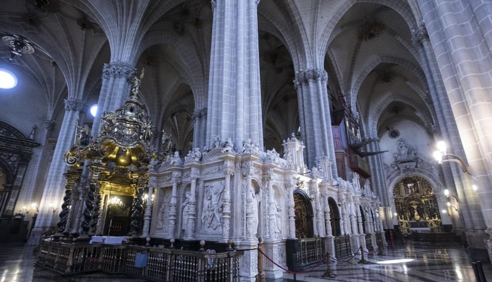 El trascoro de la Seo de Zaragoza, de efecto espectacular, fue mandado construir por el arzobispo don Hernando de Aragón, nieto del rey Fernando el Católico, en 1557 y sus relieves representan escenas de santos populares aragoneses. La grandiosidad del interior de la catedral, dominada por la verticalidad, impresiona al visitante