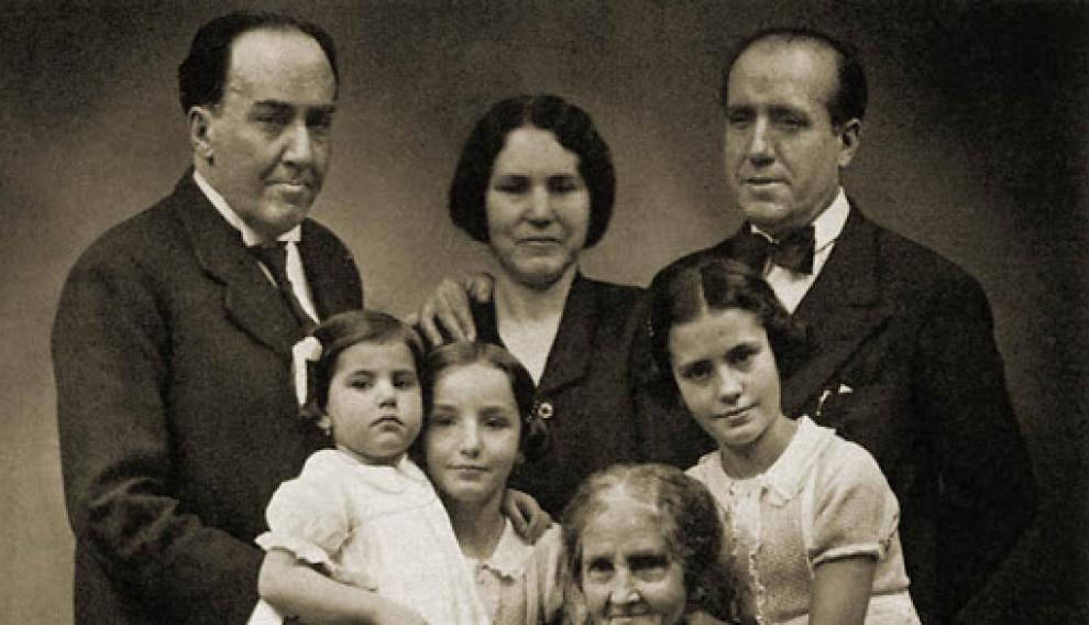 La familia Machado: José y su mujer y sus hijas, Antonio Machado y su madre.
