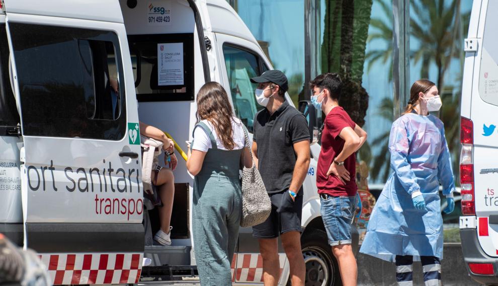 Jóvenes trasladado en ambulancia en Balerares