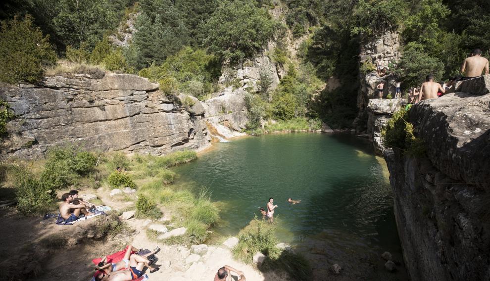 Bañistas en las pozas de Pígalo en julio del año pasado