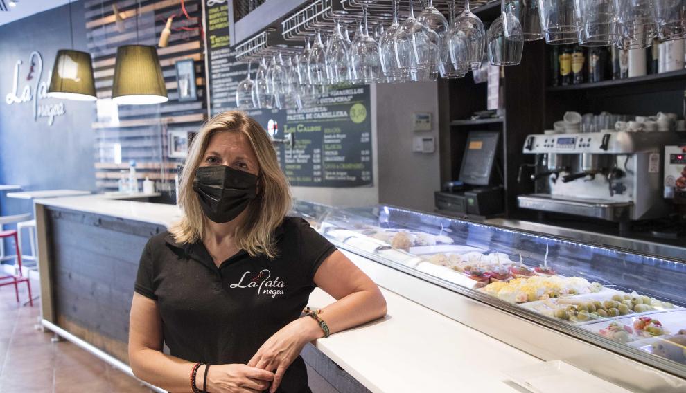 Mariangel Cuartero, propietario junto a su marido del bar La Pata Negra de Zaragoza