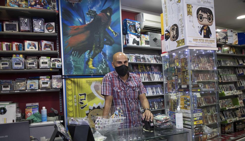 Sergio Jiménez, dueño de Videojuegos Stargames en el Centro Comercial El Caracol de Zaragoza
