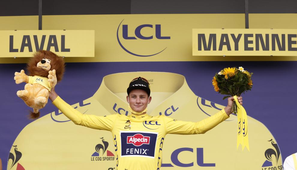 El líder del Tour, Van der Poel