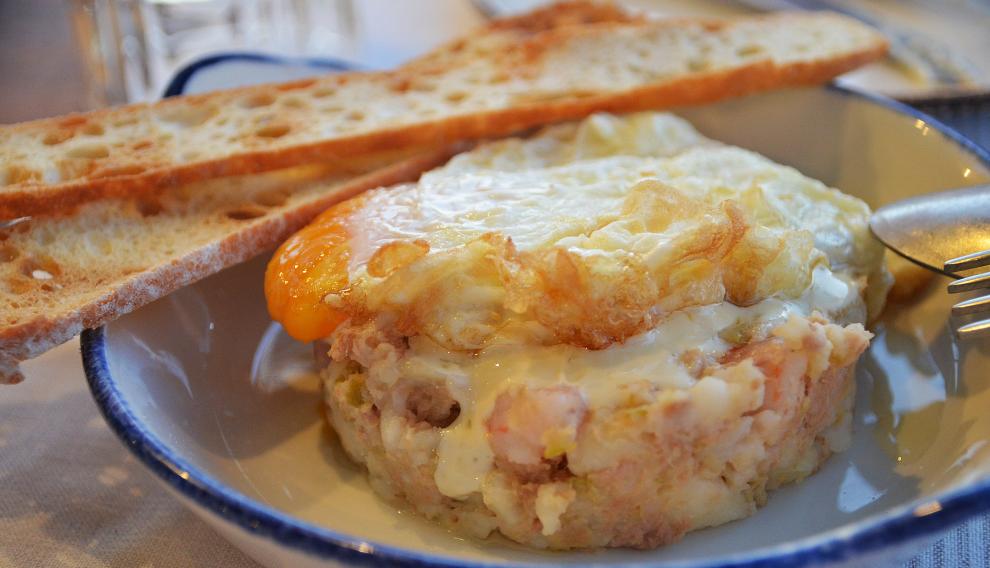 Emboca. Ensaladilla de langostinos con huevo frito