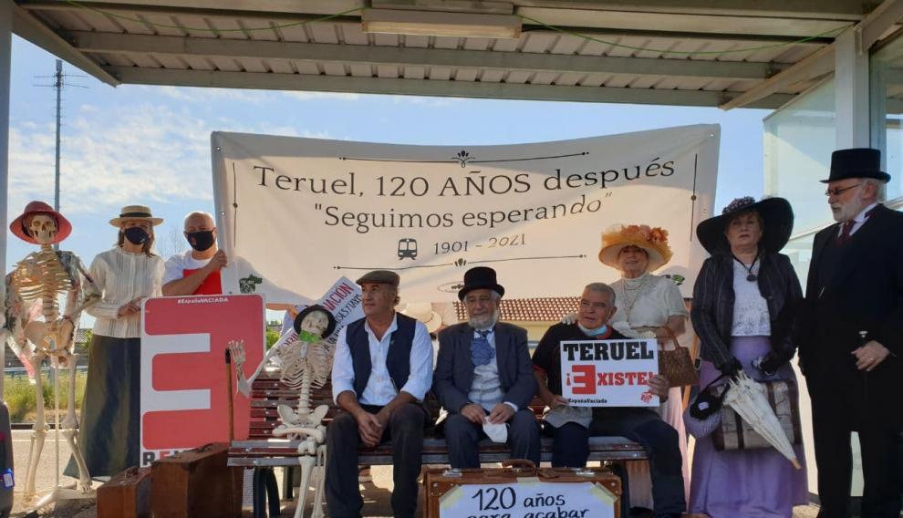 Concentración en Caminreal (Teruel) en contra del preacuerdo alcanzado entre la DGA y el Ministerio de Transporte para sustituir el tren regional a Valencia por un sistema de taxi o autobús a demanda.