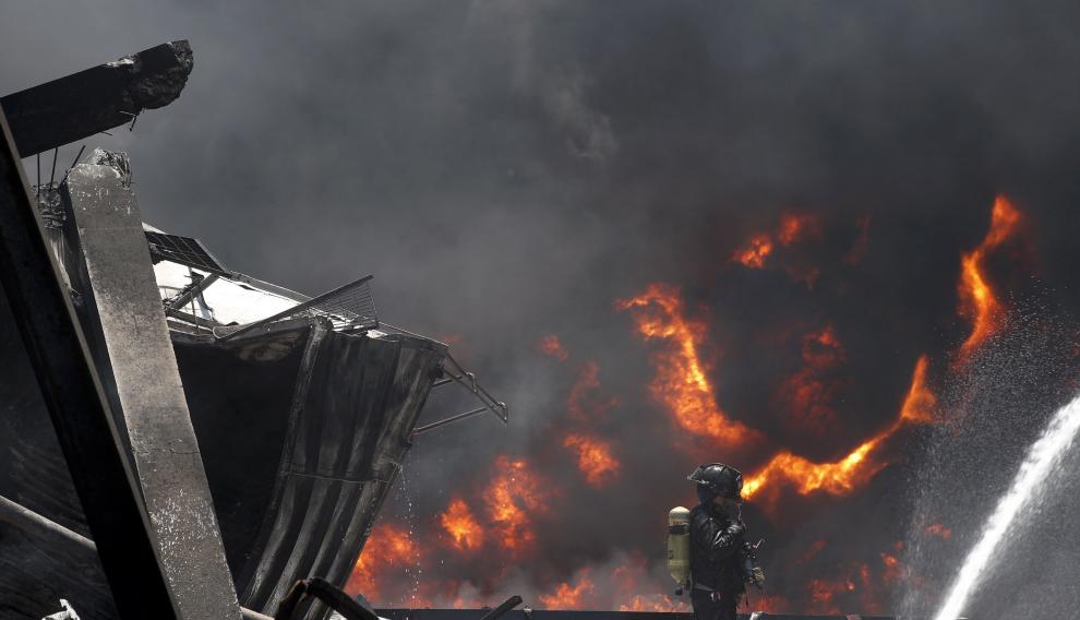 Massive fire at a chemical factory kills 1 and injures dozens in Bangkok