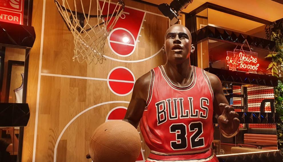 Algunas esculturas de tamaño natural jalonan el local. En la foto, una de Michael Jordan.