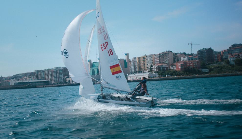 Silvia Mas, entrenando en la bahía de Santander para los Juegos Olímpicos.