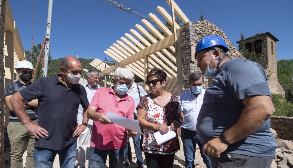 Visita al futuro salón multiusos de los representantes de Peña Guara, la Diputación y el Ayuntamiento.