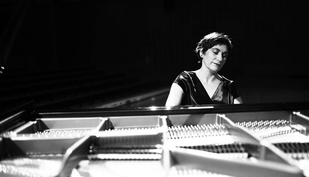Carmen Esteban al piano.