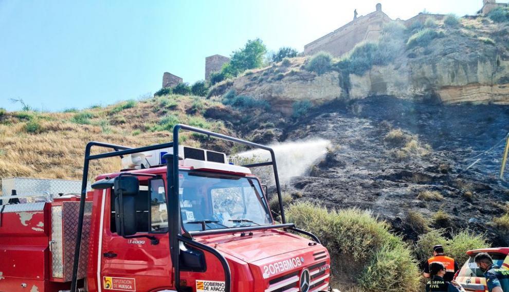 Incendio junto al castillo de Monzón